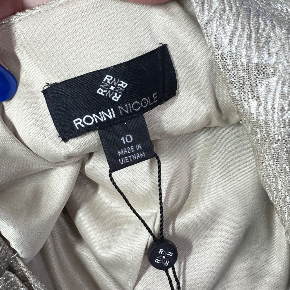 👗NWT🤩 |•RONNI NICOLE•| Gorgeous Metallic Cowl Neck Gold Dress 10 - Picture 5 of 8